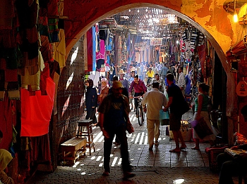 Традиционный базар в Марокко на улице - изделия из кожи, берберские ковры и т.п.